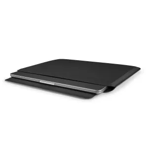 Housse MacBook ultra-fine noire Pipetto avec un ordinateur portable argenté partiellement inséré, sur fond blanc