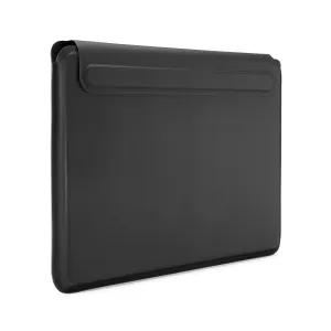 Housse Pipetto noire ultra-mince pour MacBook avec fermeture à rabat magnétique et angles arrondis pour le transport