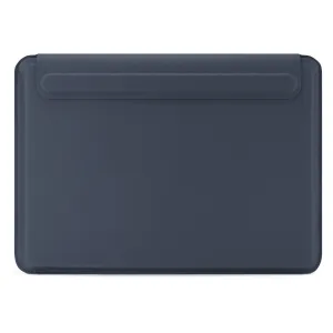 Housse ultra-mince Pipetto pour MacBook 13/14 en bleu foncé, avec fermeture magnétique et bords cousus