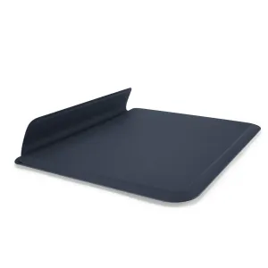 Housse ultra-fine Pipetto pour MacBook en bleu foncé, présentée ouverte avec bords surpiqués et rabat à fermeture magnétique.