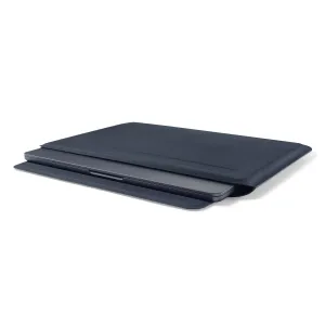 Housse ultra-fine Pipetto pour MacBook 13/14 en bleu foncé avec fermeture magnétique, présentée avec un ordinateur portable
