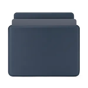 Housse ultra-fine Pipetto pour MacBook 13/14 en bleu foncé, avec fermeture magnétique et ordinateur portable partiellement inséré