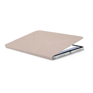 Pipetto Origami No6 ümbris-alus iPad Airile metallikroosas toonis, volditud kolmnurkseks vaatamisaluseks