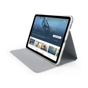 Pipetto Origami No6 alusega ümbris iPad Airile, näidatud metallikroosana horisontaalasendis vaatamisaluseks voldituna.