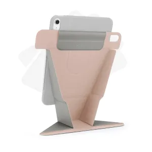Pipetto Origami No6 metallikroosa tugikaan iPad Airile, näidatud kokkupanduna käed-vaba vaatamisaluseks.