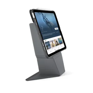 Pipetto iPad 10th Gen Origami cover med stander i grå, der holder tabletten oprejst i portrættilstand
