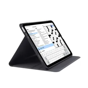 Étui folio rotatif Pipetto pour iPad Air 13" en noir, installé en mode support paysage