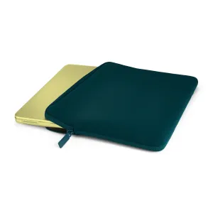 Pipetto mörk petrolfärgad MacBook-fodral med dragkedja och en gul laptop delvis inskjuten mot vit bakgrund