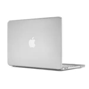 Pipetto frostat transparent MacBook-hårdskal monterat på en öppen silverfärgad laptop med synlig Apple-logotyp