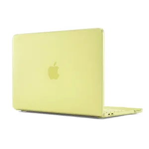 Genomskinligt hårdskal från Pipetto monterat på en MacBook, med Apple-logotypen och urtag för portar