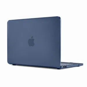Pipetto MacBook-hårt skal i transparent utförande monterat på en öppen bärbar dator, med frostad transparent finish och utskärningar för portar.