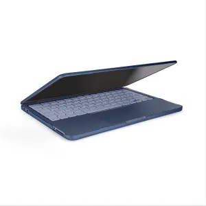 Pipetto MacBook-transparentt hårt skal monterat på en blå MacBook, som visar det halvgenomskinliga frostade skalet och portöppningarna