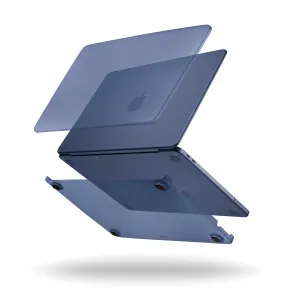 Pipetto MacBook-hardcase i Frost Indigo, visad som två genomskinliga skalpaneler ovanpå en MacBook.