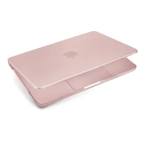 Pipetto genomskinligt hårt skal på en rosafärgad MacBook Air, som visar den smala passformen med snäppfäste