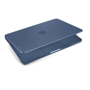 Pipetto transparent MacBook-hårdshellskal monterat på en blå bärbar dator, med portar och Apple-logotypen synliga genom skalet