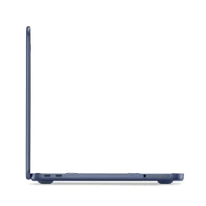 Pipetto MacBook genomskinligt hårt skal monterat på en öppen laptop, med portar och upphöjda fötter synliga
