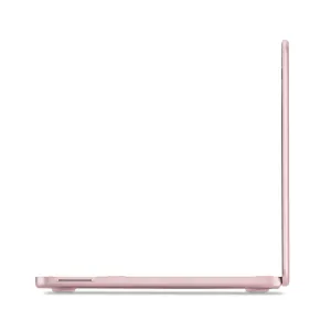 Genomskinligt hårt skal från Pipetto anpassat för MacBook Air, som visar den slimmade, frostade rosa påsnäppbara designen