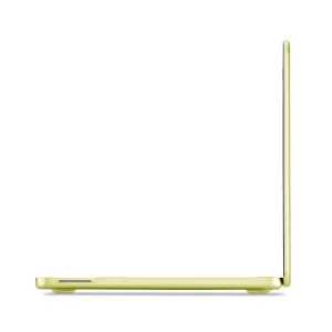 Pipetto MacBook-hårt skal-fodral monterat på en öppen laptop, visad från sidan med ett klart, tunt skyddande skal