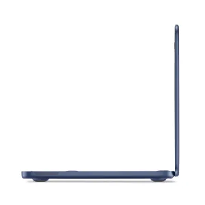 Pipetto MacBook-hårda skal i genomskinlig utförande i sidovy, som visar slimmat påsnäppsskydd med rundade fötter.