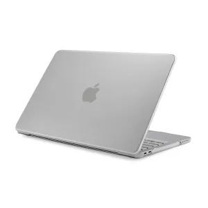 Pipetto frostad, transparent MacBook-skal monterat på en silverfärgad laptop, med Apple-logotypen synlig genom locket.