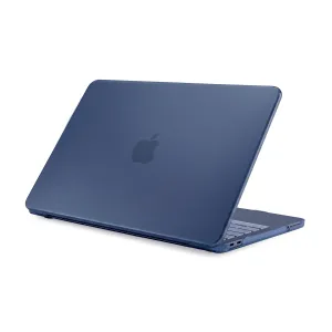Pipetto genomskinligt hårt skal för MacBook på en öppen bärbar dator, med genomskinligt skydd för lock och undersida.
