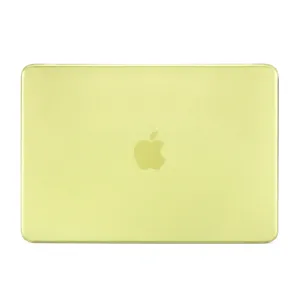Pipetto genomskinligt hårt skal monterat på locket till en MacBook, med lätt frostad yta och Apple-logotypen synlig