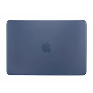 Pipetto transparent hardshellskal som sitter över locket på en MacBook, med en svagt frostad yta.