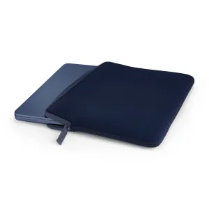 Pipetto mörkblått laptopfodral med dragkedja med en MacBook delvis isatt på vit bakgrund