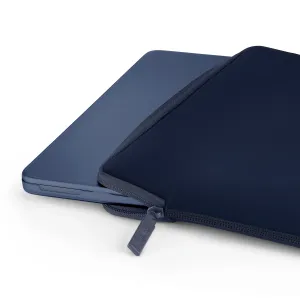Pipetto MacBook-hårdfodral i genomskinligt skal på en blå laptop, delvis nedstoppad i ett marinblått fodral med dragkedja