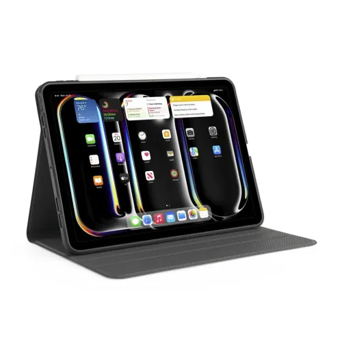 Pipetto Folio Case für iPad Pro 13 in Schwarz, im Querformat aufgestellt – mit klappbarem Deckel, seitlicher Öffnung und Apple Pencil oben.