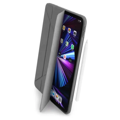 Mörkgrått vikmönstrat origami-fodral på iPad Pro 11 med delvis öppen front och Apple Pencil magnetiskt fäst längs högersidan.