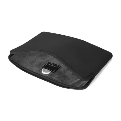 Pipetto Classic Fit schwarze MacBook-Hülle mit Reißverschluss, teilweise geöffnet, um das weiche graue Innenfutter zu zeigen