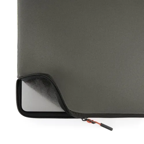 Laptoptasche in Militärgrün mit geöffnetem Reißverschluss, grauem weichen Innenfutter und sichtbarer Computerecke sowie schwarzem Reißverschluss unten mit rotem Riemen.