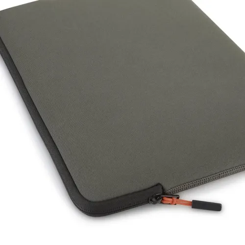 Weiche Laptop-Hülle in Military Green im flachen Profil, in Nahaufnahme mit schwarzer Einfassung, Reißverschluss und orangefarbenem Zipperanhänger in der unteren Ecke.