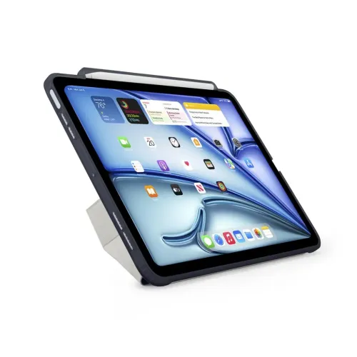 Pipetto Das dunkelblaue Origami No3 Stifteetui zeigt das iPad Air 13 im Querformat mit klappbarem Origami-Ständer und Pencil-Halter.