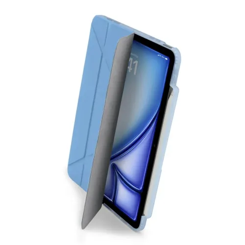 Hellblaues iPad Air 13 Case mit Origami-Faltdeckel, teilweise geöffnet, transparentem Rand und Seitenfach mit Apple Pencil hier.