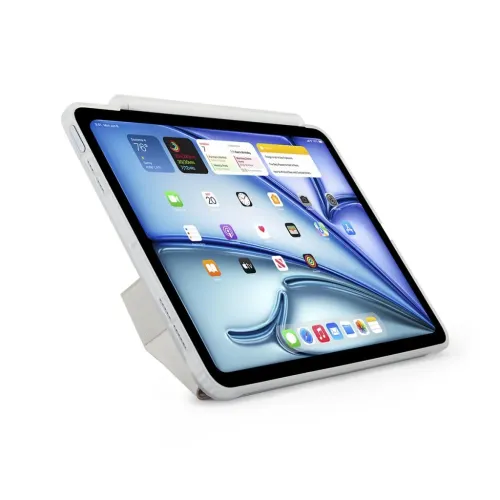 Das Pipetto Origami No3-Stifteetui zeigt das iPad Air im Querformat auf einem zusammengefalteten Ständer, mit Stifthalterungen oben sowie Öffnungen für die Anschlüsse.