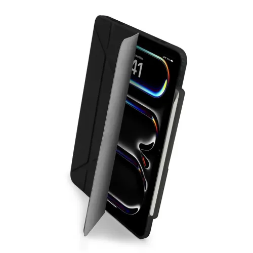 Pipetto Origami No3 Stifteetui für iPad Pro 11, schwarz, mit teilweise geöffnetem, grau gefüttertem Klappdeckel und sichtbarem Apple Pencil in der Seitentasche.