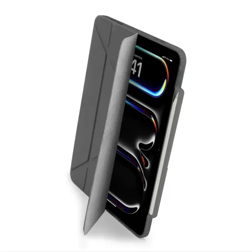 Pipetto Origami No3 iPad Pro 11 Case in Grau mit aufklappbarer Frontabdeckung, geöffnet, und seitlicher Tasche mit Apple Pencil am rechten Rand.