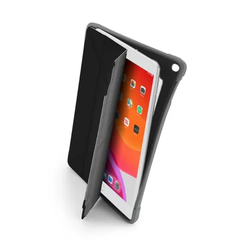 Schwarze iPad-Hülle für 10,2 Zoll mit Origami-Falt-Frontcover, hartem Rückrahmen und Aussparung für die Kamera, leicht geöffnet und schräg dargestellt.