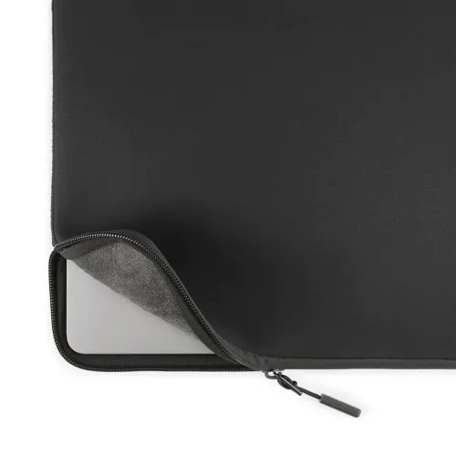 Pipetto Classic Fit Case für MacBook Pro 14/Air 13.6 – stoßdämpfendes Neopren mit verstecktem AirTag-Fach - Schwarz