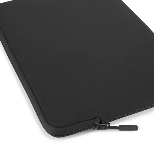 Pipetto Classic Fit Sleeve, schwarze Laptop-Hülle, in Nahaufnahme mit abgerundeten Ecken und schwarzem Reißverschluss entlang der Kante, matte Oberfläche.