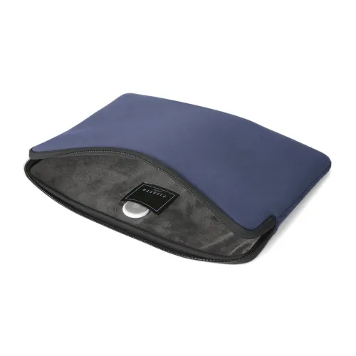 Dunkelblaue Laptoptasche mit geöffnetem Reißverschluss, grauem weichen Innenfutter und integrierter AirTag-Tasche; vorne ist ein sichtbarer runder Tag zu sehen.