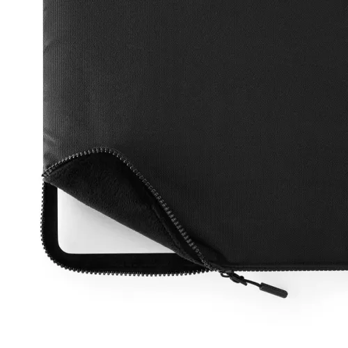 Schwarzes MacBook-Case mit grobem Textil, offenem Eckreißverschluss mit weichem schwarzem Innenfutter und einer silbernen Computerecke.