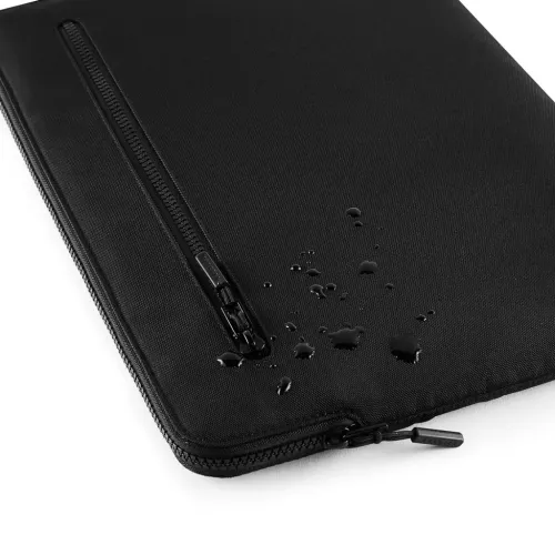 Schwarze Nahaufnahme einer Laptoptasche mit strukturierter Oberfläche, vorderer Reißverschlusstasche, Eckreißverschluss und Wassertropfen auf dem Stoff.