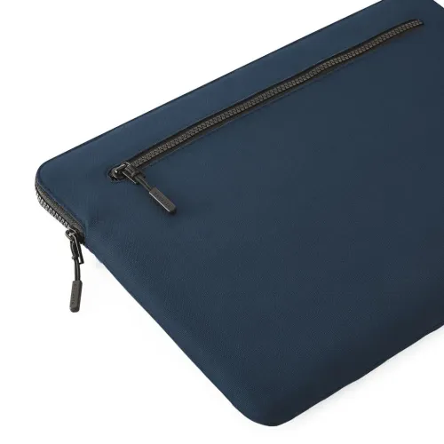 Marineblaue Laptoptasche mit rundem Reißverschluss und Fronttasche mit horizontalem Reißverschluss, in schräger Aufsicht von oben dargestellt, teilweise.