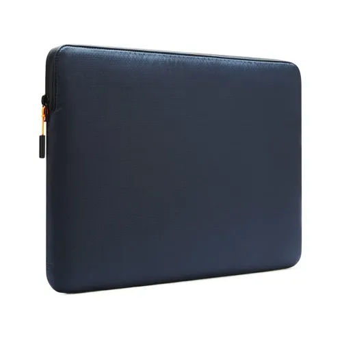 Marineblaue Laptoptasche mit dezentem Ripstop-Muster, abgerundeten Ecken und schwarzem Reißverschluss mit orangener Zuglasche entlang der oberen Kante.