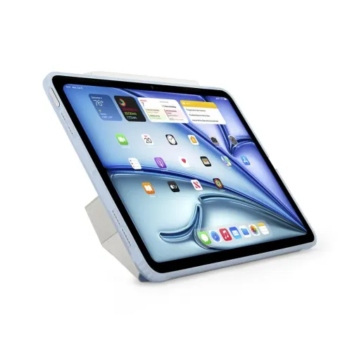 Pipetto Origami iPad Air Case in Hellblau mit gefaltetem Ständer im Querformatwinkel, mit sichtbaren Aussparungen für Tasten und Lautsprecher.