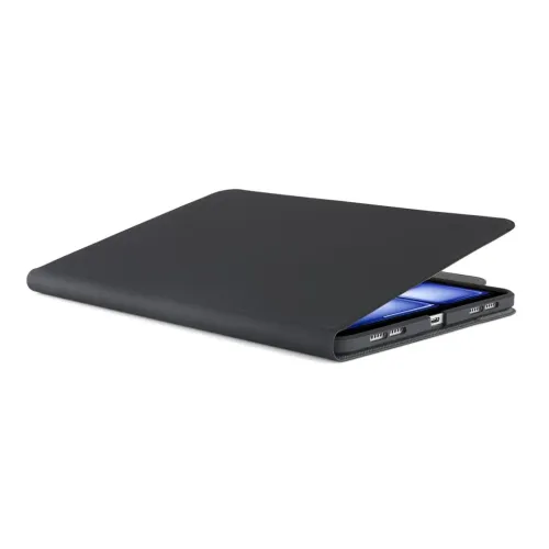 Schwarzes Folio-Case für iPad Air, teilweise geöffnet; schlankes Profil mit sichtbaren Aussparungen für den USB-C-Anschluss und die beiden Lautsprecher.