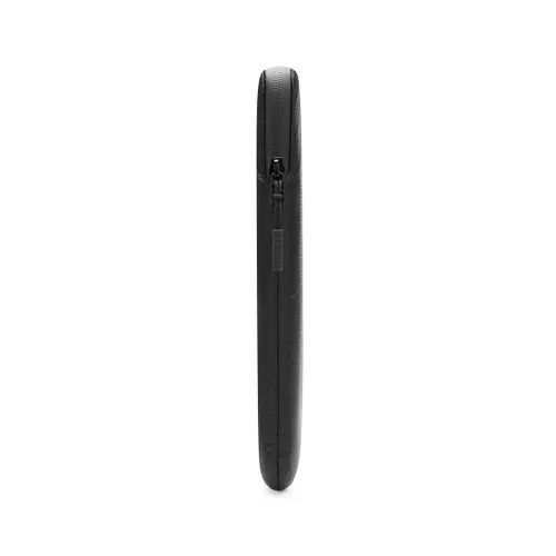 Schwarze Pipetto 16-Zoll-MacBook-Hülle mit Reißverschluss und strukturierter Ripstop-Oberfläche, in Seitenansicht gezeigt